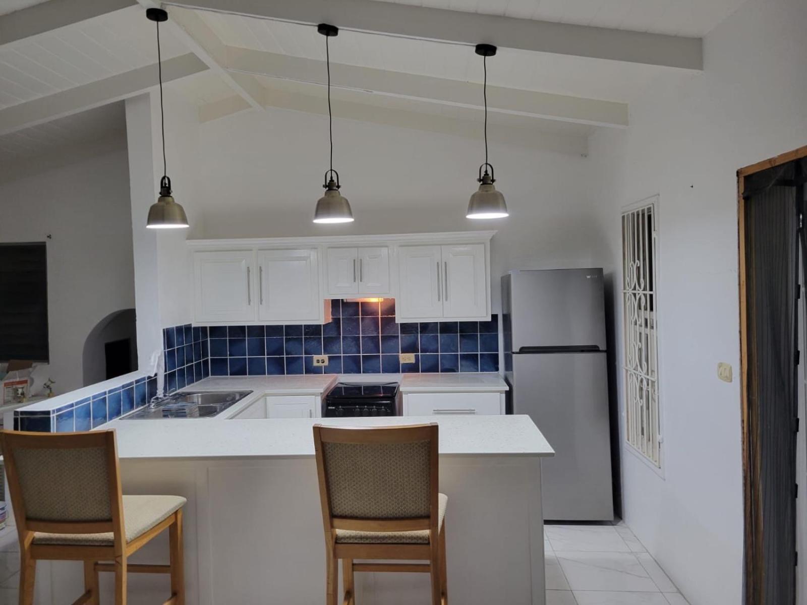 Attractive 2-Bed Apartment Stunning Sea View Dickenson Bay Eksteriør billede